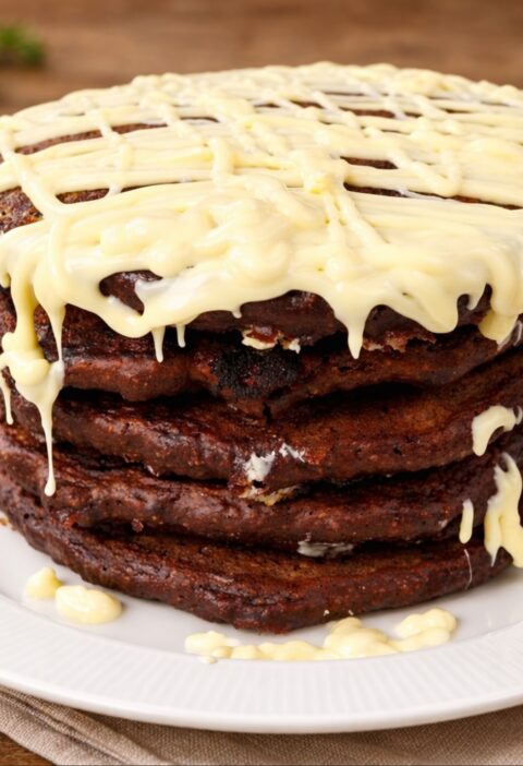 Schoko-Haferflocken-Pfannkuchen mit weißer Schokoladenganache