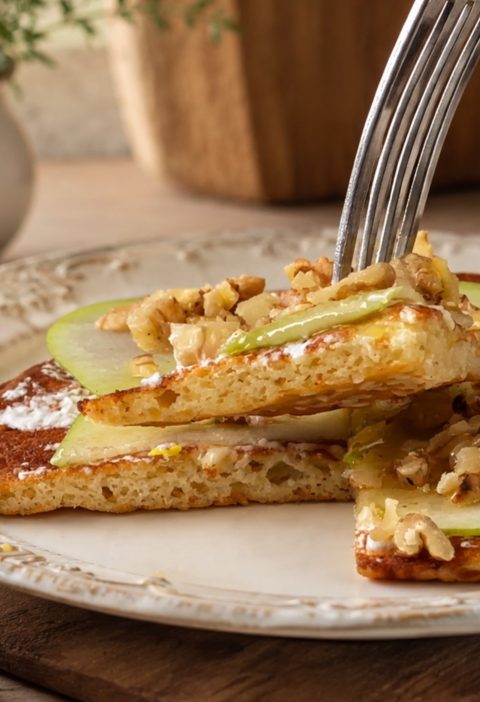 Parmesan-Mandel-Fladenbrote mit Birne, Frischkäse & Walnüssen