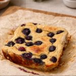 Mandel-Beeren-Auflauf mit Banane und Hüttenkäse