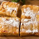 Gebackenes Apfel-Zimt-Haferflocken-Frühstück mit griechischem Joghurt