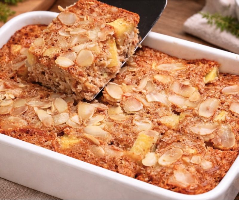 Gebackenes Apfel-Zimt-Haferfrühstück mit griechischem Joghurt