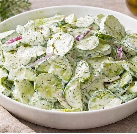 Cremiger Gurkensalat mit Sauerrahm und Dill