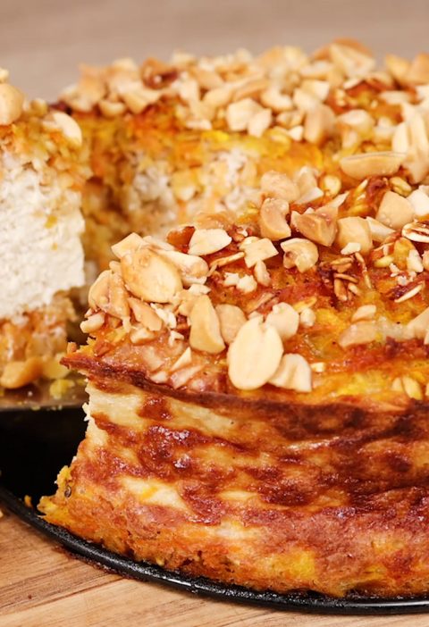 Gesunder Haferflocken-Karotten-Apfel-Kuchen mit Joghurt-Bananen-Schicht