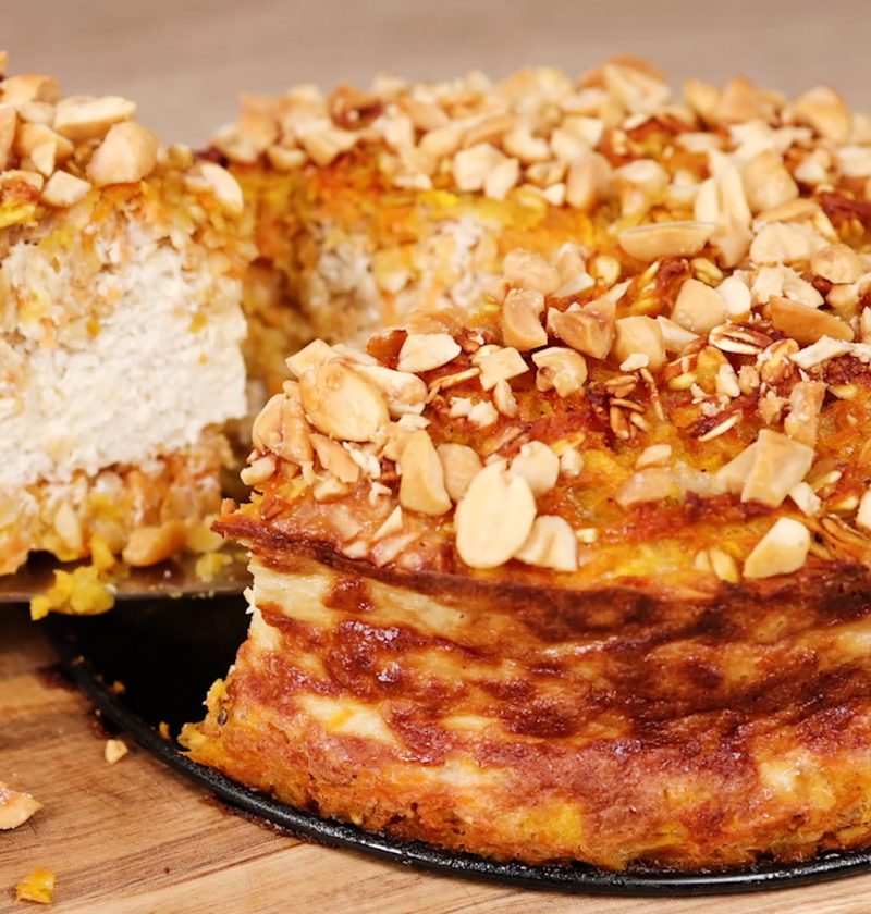 Gesunder Haferflocken-Karotten-Apfel-Kuchen mit Joghurt-Bananen-Schicht