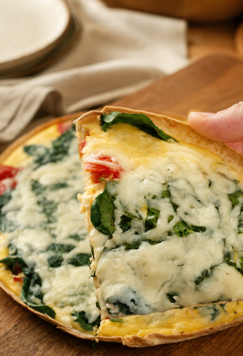 Tortilla-Quiche mit Ei, Hüttenkäse, Spinat und Tomate