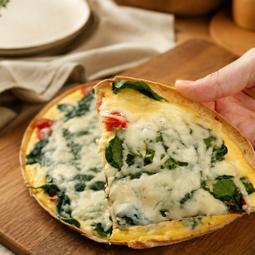 Tortilla-Quiche mit Ei, Hüttenkäse, Spinat und Tomate