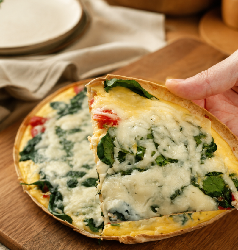 Tortilla-Quiche mit Ei, Hüttenkäse, Spinat und Tomate