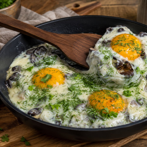 Rote Bohnen mit Eiern und Mozzarella aus der Pfanne