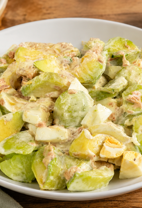 Gurken-Avocado-Salat mit Thunfisch, Ei und Joghurt-Dressing