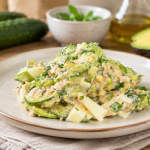 Gurken-Avocado-Salat mit Thunfisch, Ei und cremigem Joghurt-Dressing