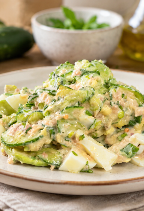 Avocado-Gurken-Salat mit Thunfisch, Ei und Joghurt-Dressing