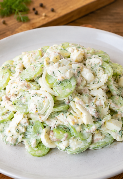 Gurken-Tunfisch-Eier-Salat mit cremigem Joghurt-Dressing