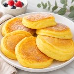 Zarter Haferflocken-Auflauf mit Apfel und Beeren
