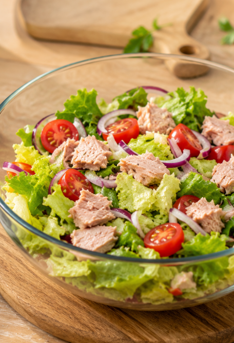 Frischer Thunfischsalat mit Cherrytomaten