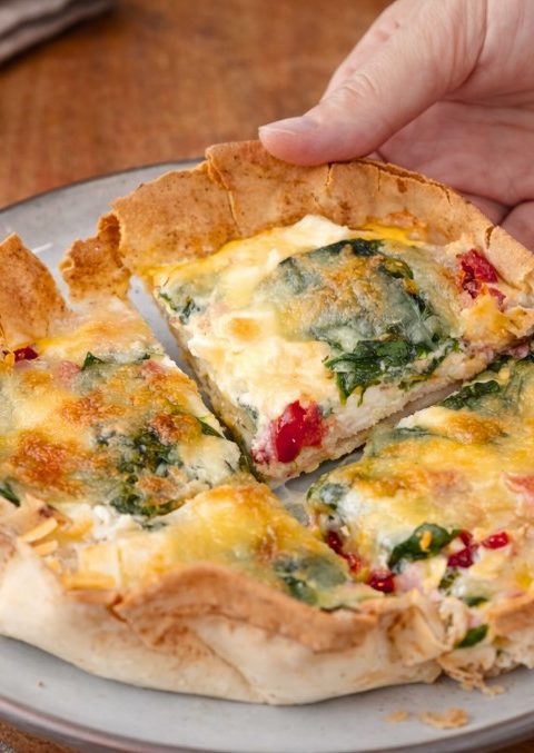 Schnelle Tortilla-Quiche mit Spinat, Tomaten und Feta