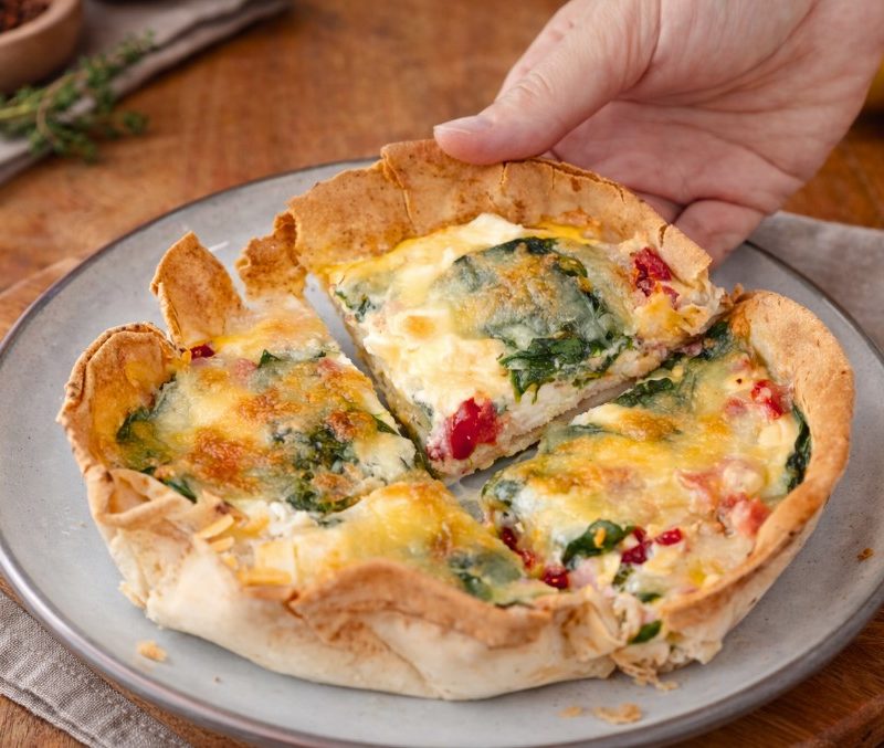 Schnelle Tortilla-Quiche mit Spinat, Tomaten und Feta