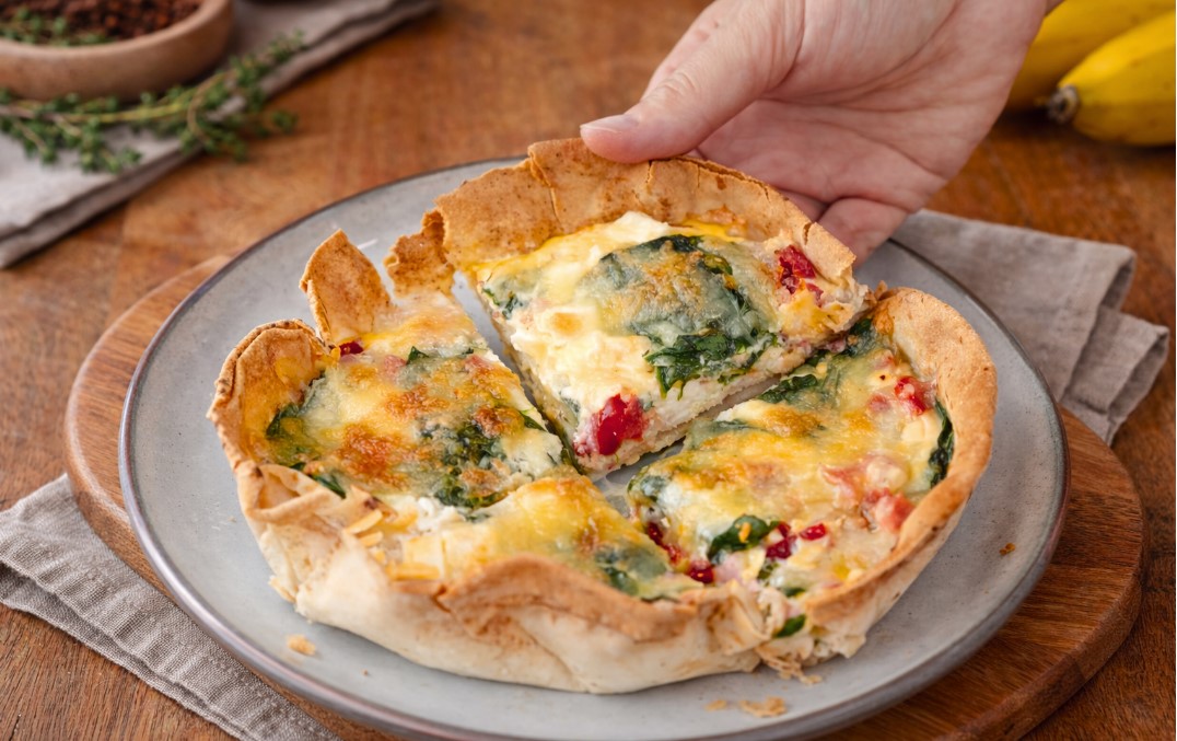 Schnelle Tortilla-Quiche mit Spinat, Tomaten und Feta