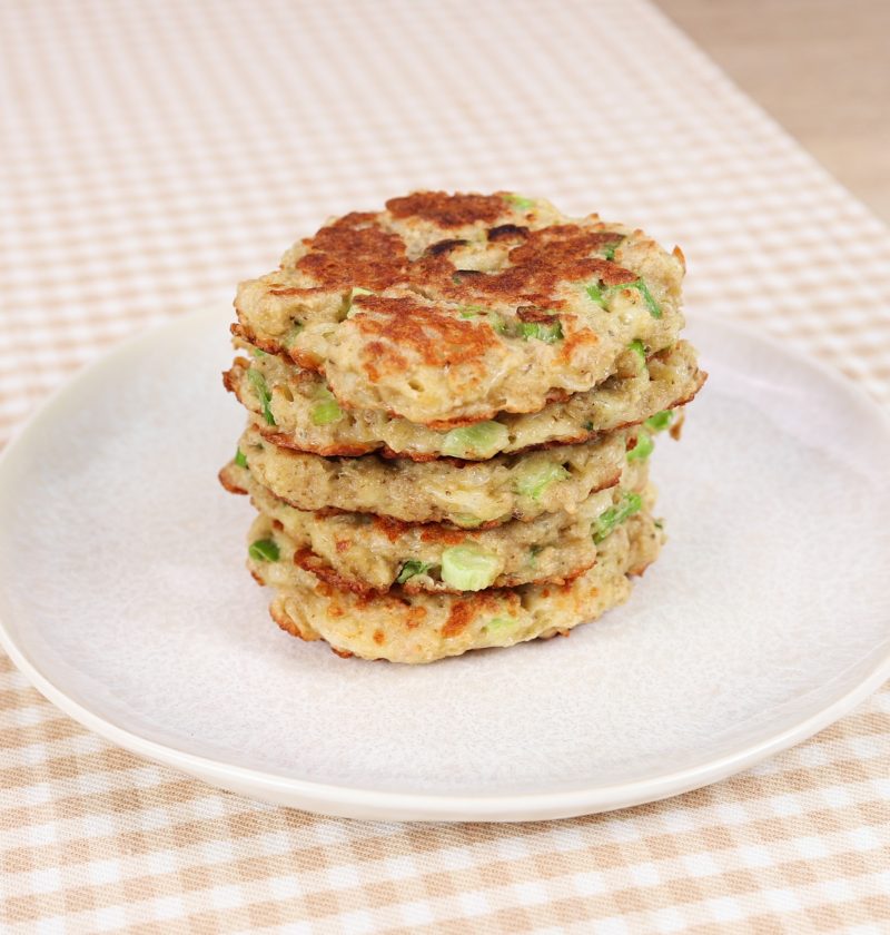 Herzhafte Haferflocken-Mozzarella-Pfannkuchen