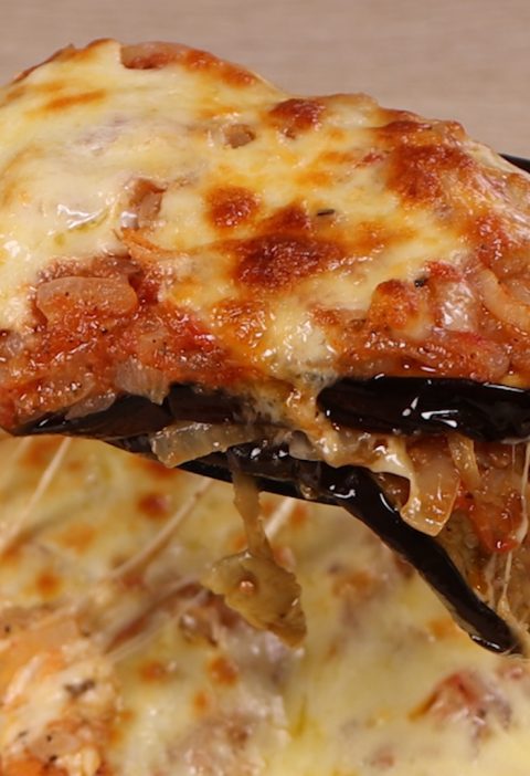 Überbackene Auberginen mit Tomaten und Zwiebeln