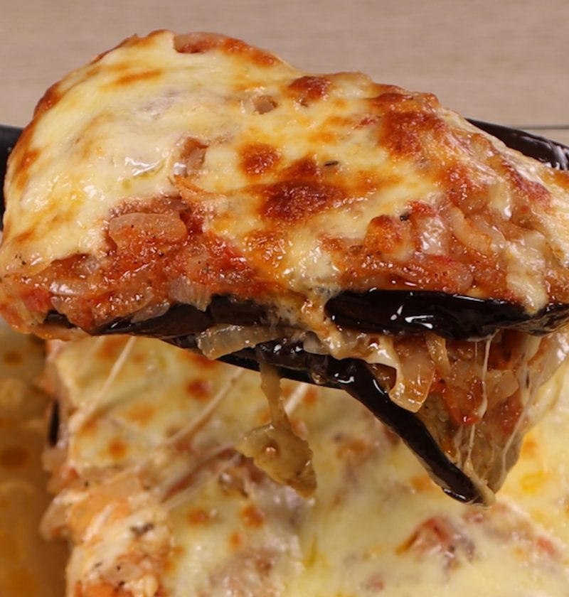 Überbackene Auberginen mit Tomaten und Zwiebeln