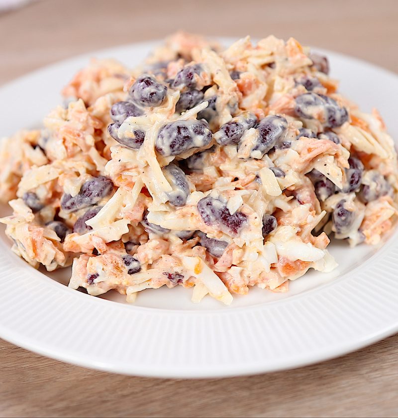 Cremiger Salat mit roten Kidneybohnen, Karotten, Ei und Käse
