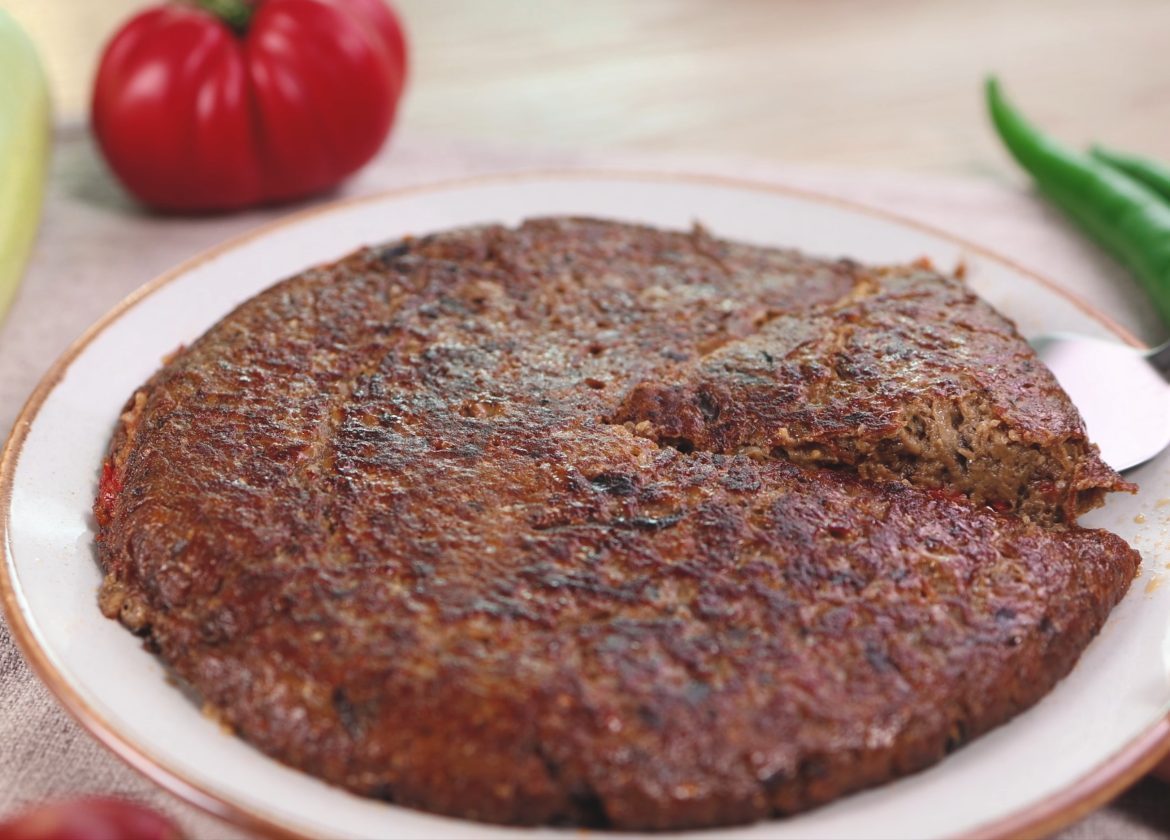 Herzhafte Auberginen-Pfanne mit Tomaten und Kräutern