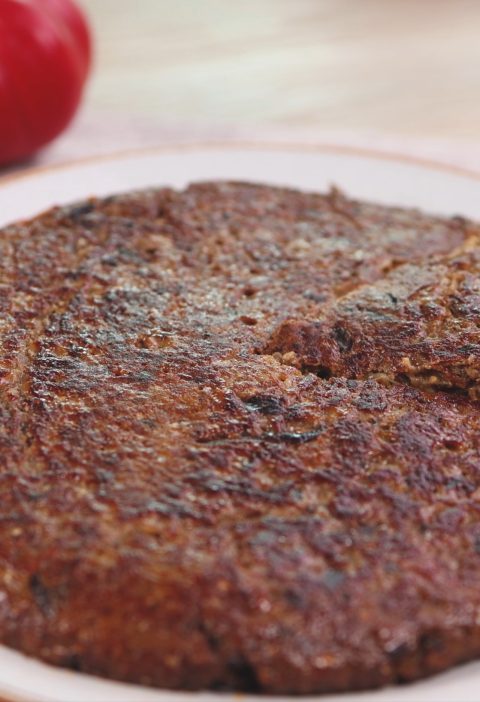 Herzhafte Auberginen-Pfanne mit Tomaten und Kräutern