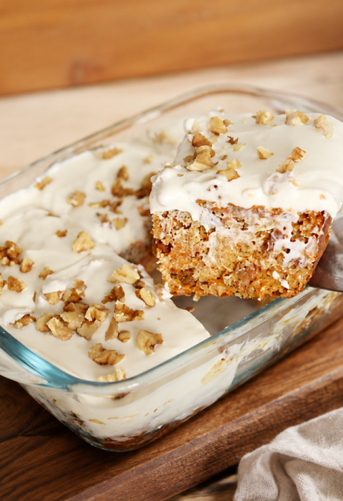 Gesunder Karotten-Dattel-Kuchen mit Joghurt und Walnüssen
