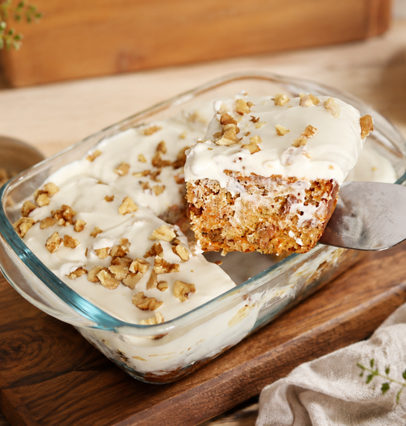 Gesunder Karotten-Dattel-Kuchen mit Joghurt und Walnüssen