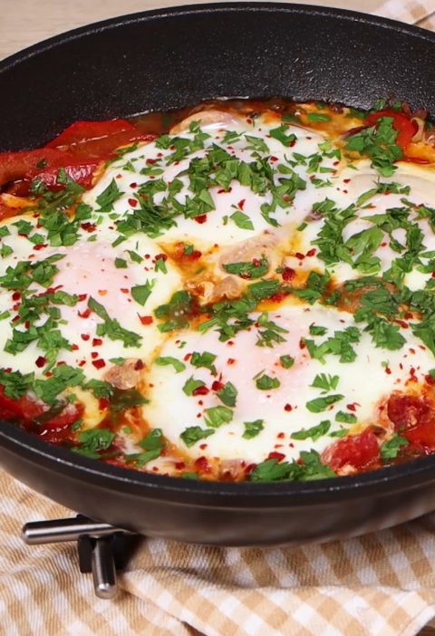 Einfache Shakshuka mit Tomaten und Paprika